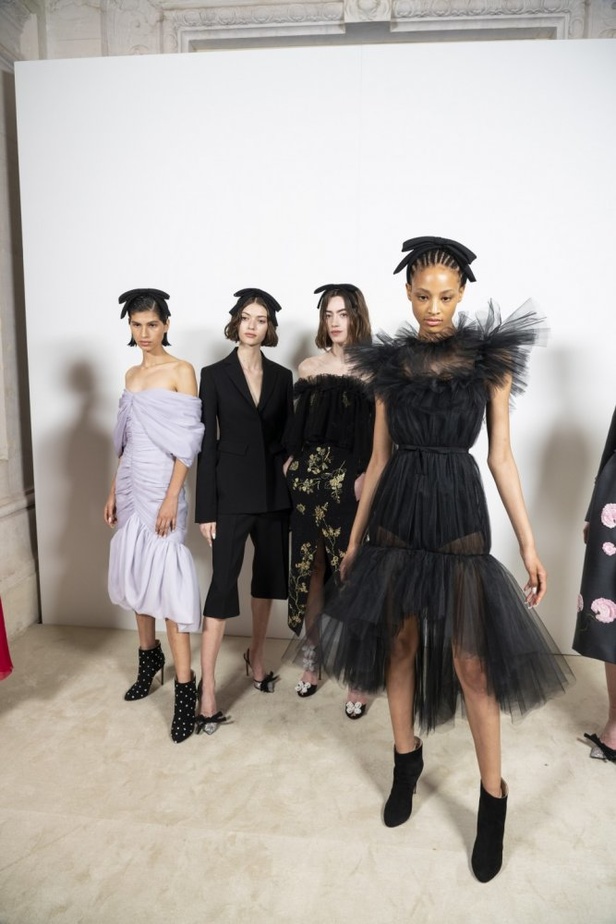 عرض ازياء جيامباتيستا فالي خلال اسبوع الموضة في باريس