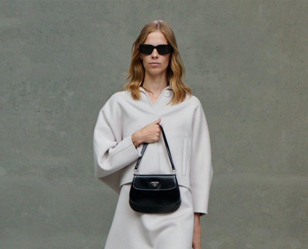 عرض PRADA لمجموعة resort 2021 خلال أسبوع الموضة في ميلانو