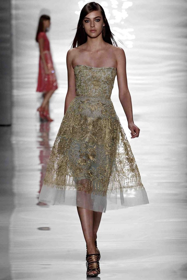 REEM ACRA تغزل الأنوثة بخيوط رومانسية