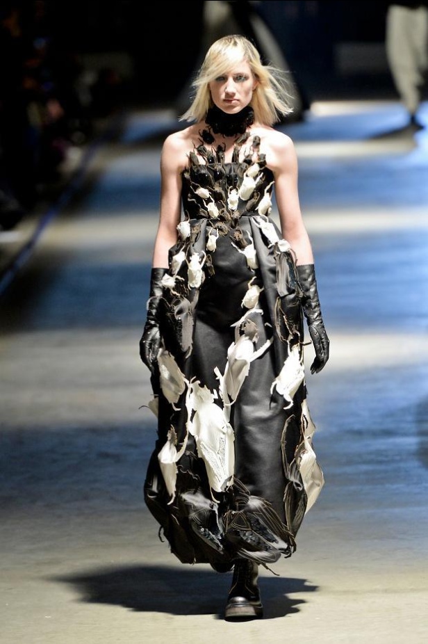 أزياء Giles... تفاصيل صغيرة تصنع الدهشة