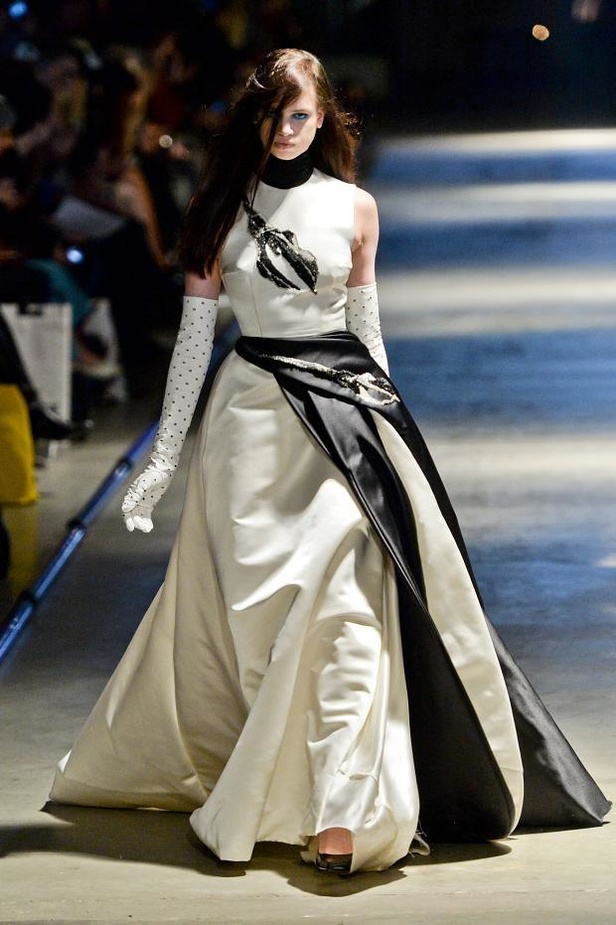 أزياء Giles... تفاصيل صغيرة تصنع الدهشة