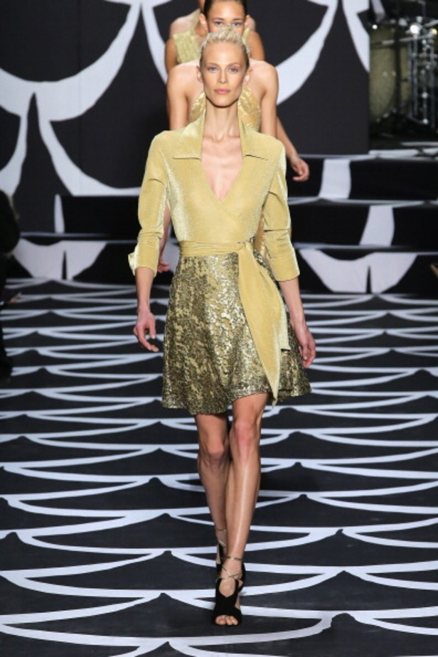 DVF: تصاميم ذهبية بأجمل النقشات