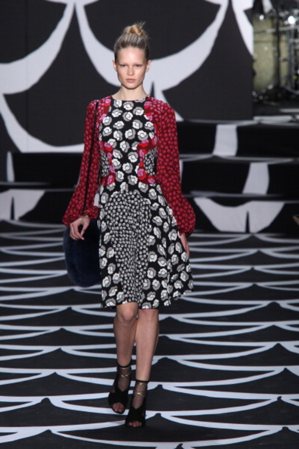 DVF: تصاميم ذهبية بأجمل النقشات