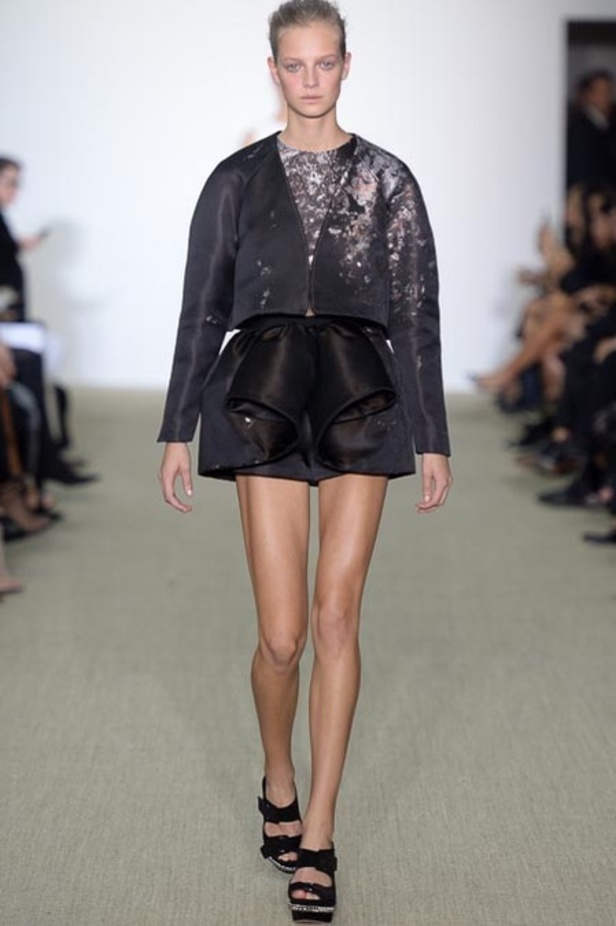 Giambattista Valli: السراويل القصيرة سحر الانوثة