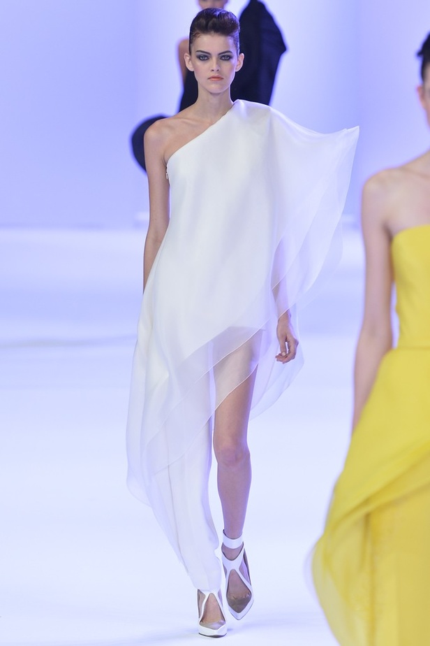 Stéphane Rolland أناقة الاصفر ورقيّ الابيض