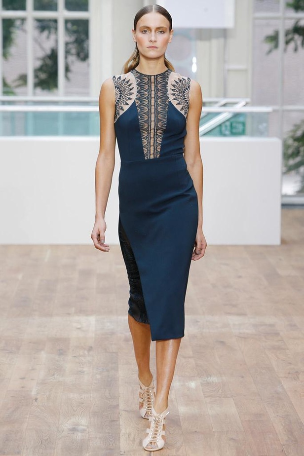 القصات المستقيمة تحمل توقيع جوليان ماكدونالد