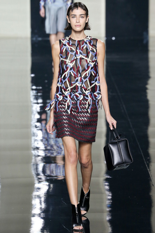 "كريستوفر كان" يبتعد عن الألوان القوية والنيون