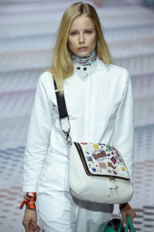 "الحقائب أيضاً لها مشاعر" في عرض Anya Hindmarch