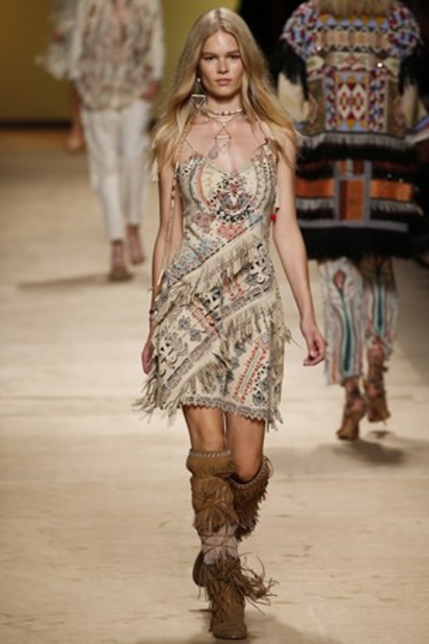 تصاميم Etro تحاكي المرأة العصرية والغجرية