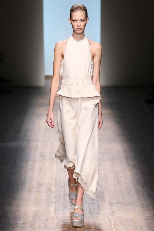 أناقة الربيع كلاسيكية مع SALVATORE FERRAGAMO