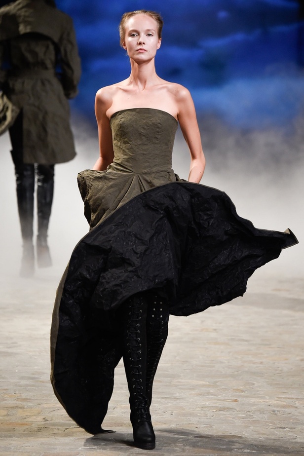 غيوم سوداء تتلبد في ربيع A.F. Vandevorst