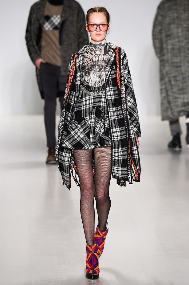 الكاروهات والأقمشة المطبّعة في عرض  Custo Barcelona