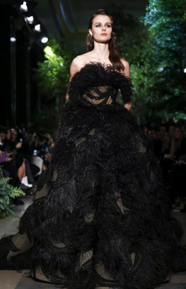 Elie Saab يمنح سندريلا سحر شهرزاد