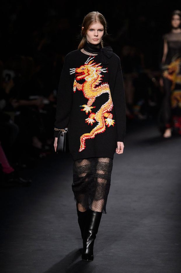 امرأة Valentino تغمرها الفساتين المطرّزة والمزخرفة