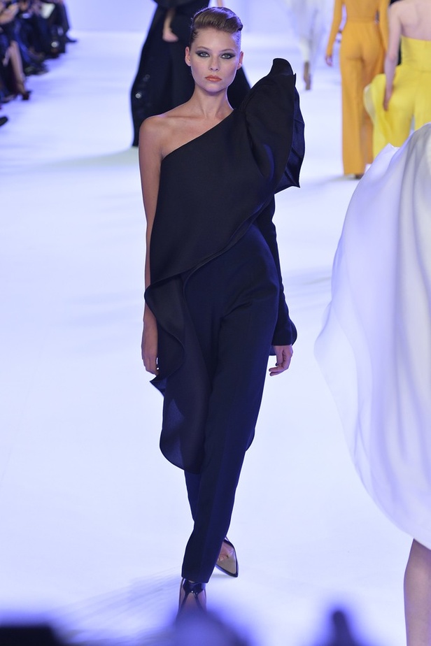 Stéphane Rolland أناقة الاصفر ورقيّ الابيض