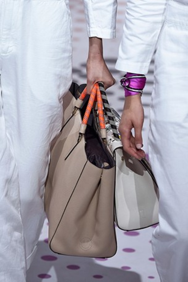 "الحقائب أيضاً لها مشاعر" في عرض Anya Hindmarch