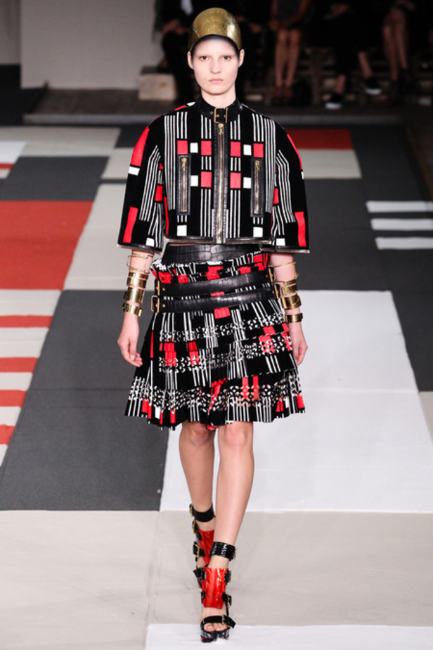 Alexander McQueen خطوط مستوحاة من الطراز الروماني