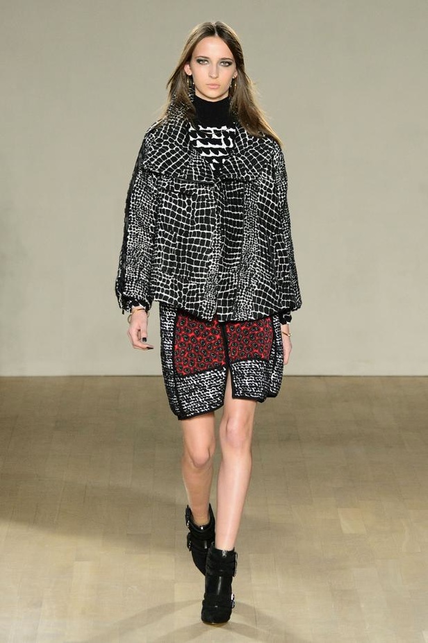 مجموعة Issa تتناغم بين الشراريب والأشكال الهندسية