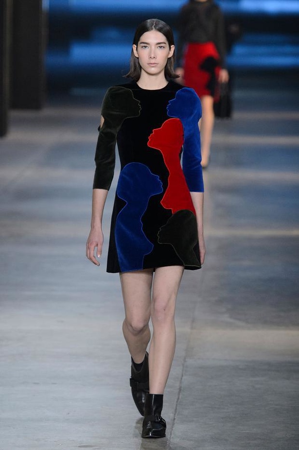 Christopher Kane يعشق الفساتين المنقوشة بجلد التمساح