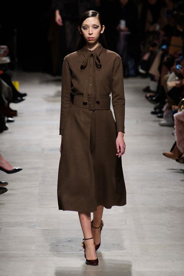 تصاميم دافئة وباريسية في عرض  Rochas