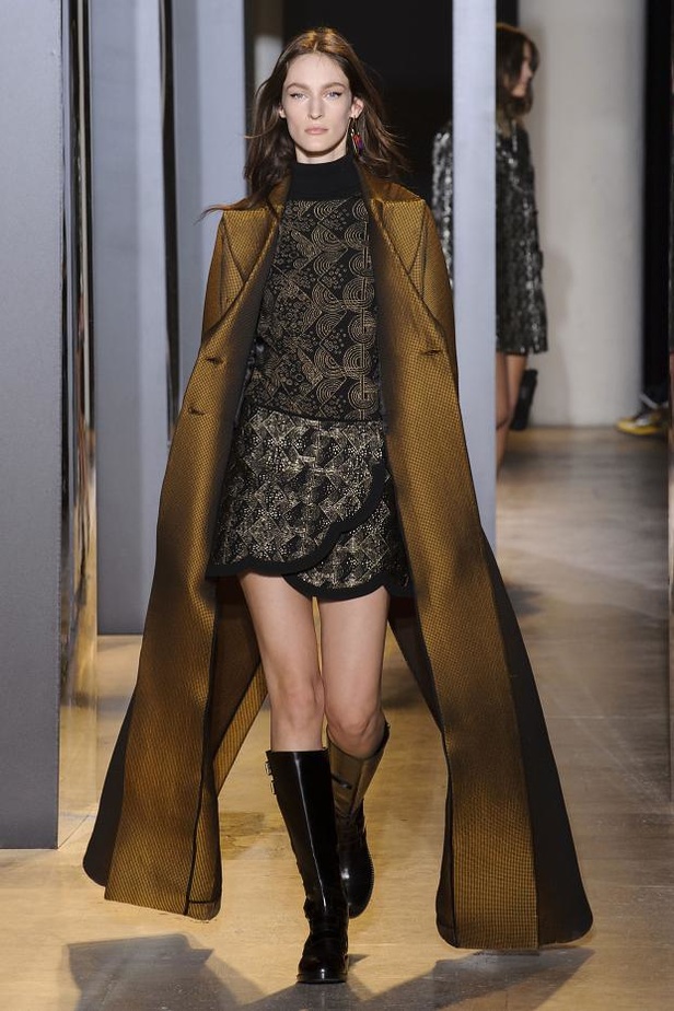 نقوش الأسماك الملوّنة في عرض  John Galliano