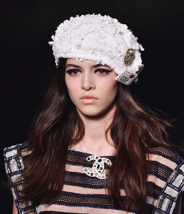 كارل لاغرفلد ينقلنا إلى علم البحارة في مجموعة شانيل كروز 2019