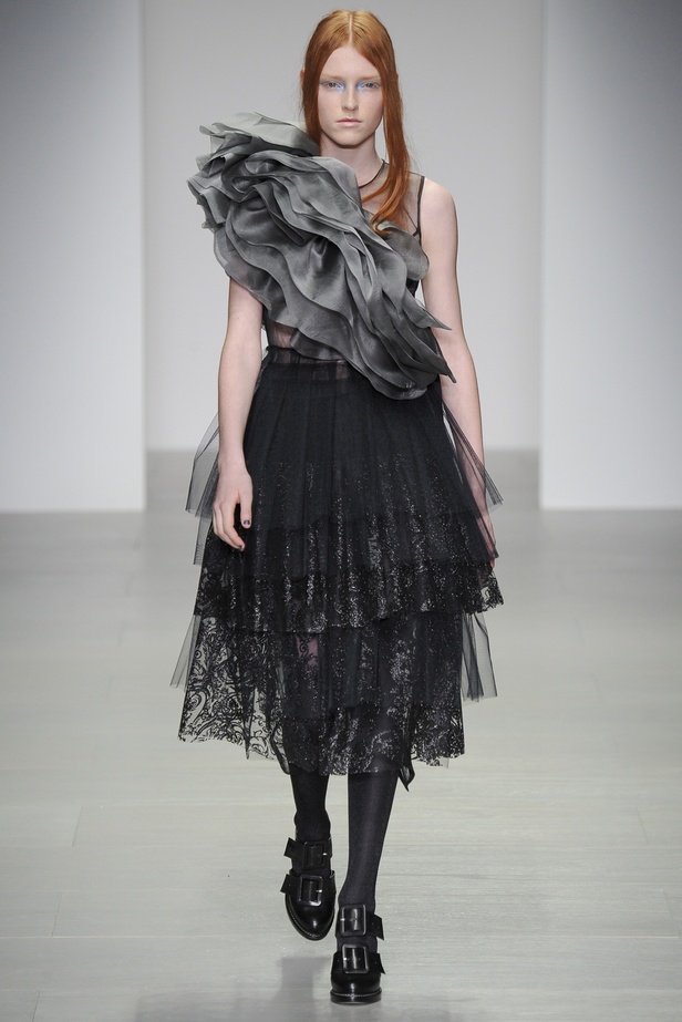 John Rocha رومانسية داكنة