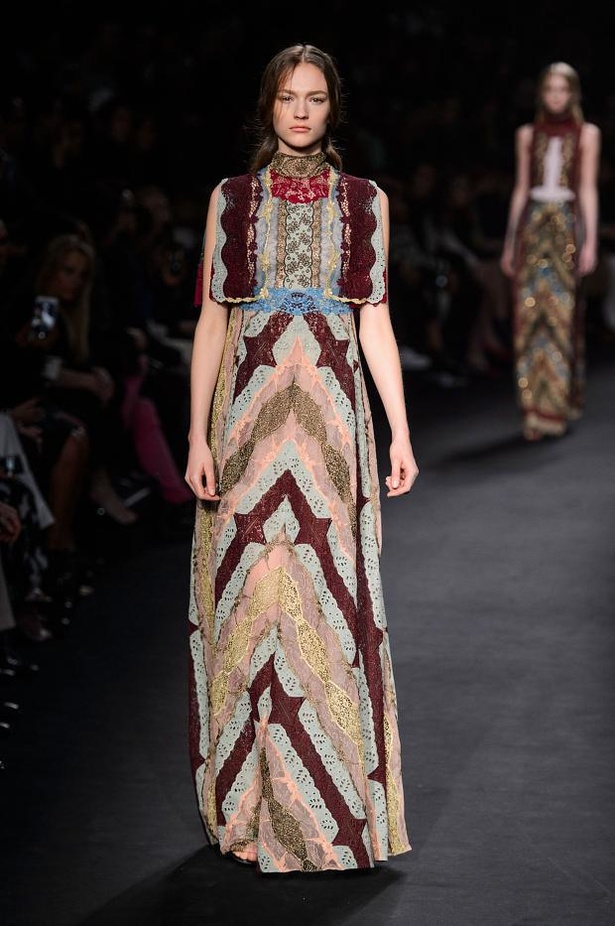 امرأة Valentino تغمرها الفساتين المطرّزة والمزخرفة