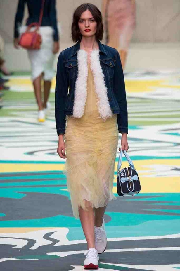 الطيور والنحل أعلى زهور BURBERRY PRORSUM