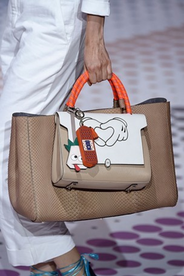 "الحقائب أيضاً لها مشاعر" في عرض Anya Hindmarch
