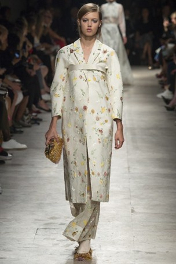 أناقة Rochas تنضح بجمال الأبيض والأسود