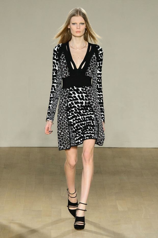 مجموعة Issa تتناغم بين الشراريب والأشكال الهندسية