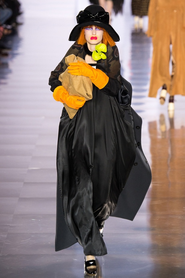 Galliano يعيد الفانتازيا للموضة في عرض Maison Margiela