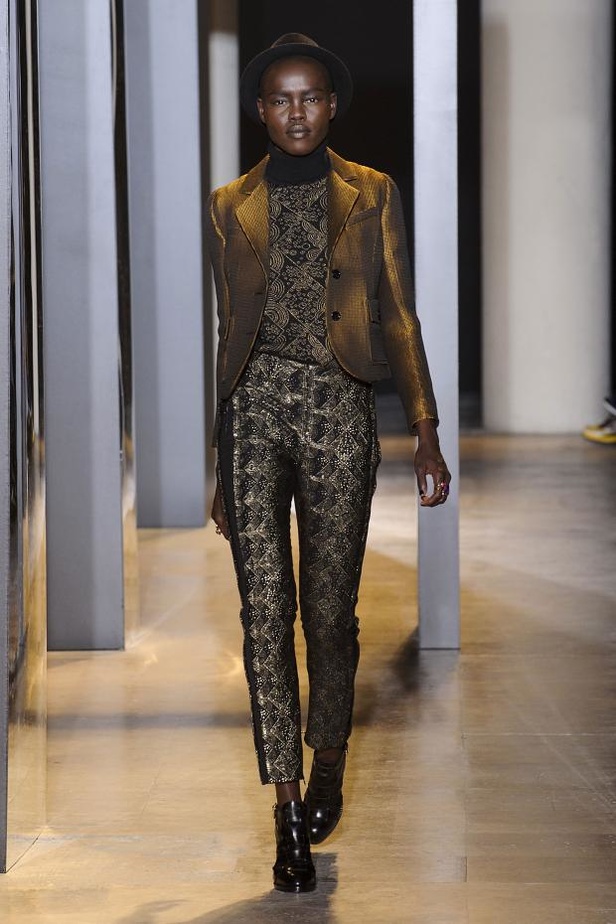 نقوش الأسماك الملوّنة في عرض  John Galliano