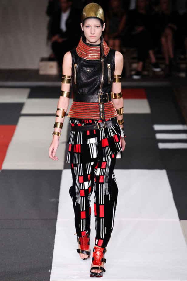 Alexander McQueen خطوط مستوحاة من الطراز الروماني