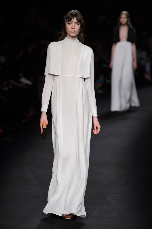 امرأة Valentino تغمرها الفساتين المطرّزة والمزخرفة