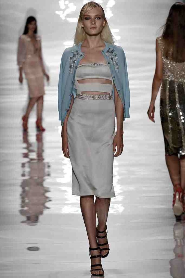 REEM ACRA تغزل الأنوثة بخيوط رومانسية