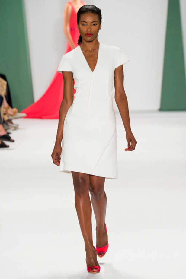 كارولينا هيريرا تنعش الصيف بأرقى الألوان والأزهار