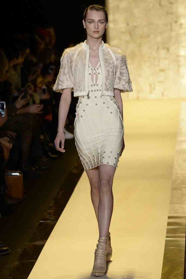 مغامرة مأمونة العواقب مع خريف Herve Leger 