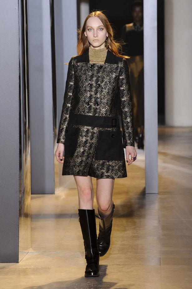 نقوش الأسماك الملوّنة في عرض  John Galliano