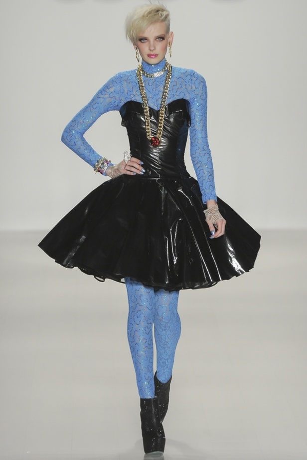 أجواء الثمانينيات في عرض Betsey Johnson