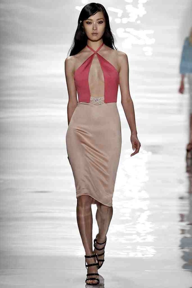 REEM ACRA تغزل الأنوثة بخيوط رومانسية