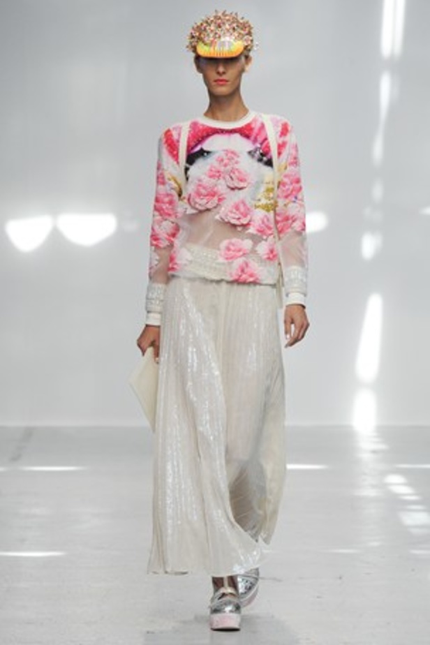 ورود ونقوش ملكية تحاكي مجموعة MANISH ARORA