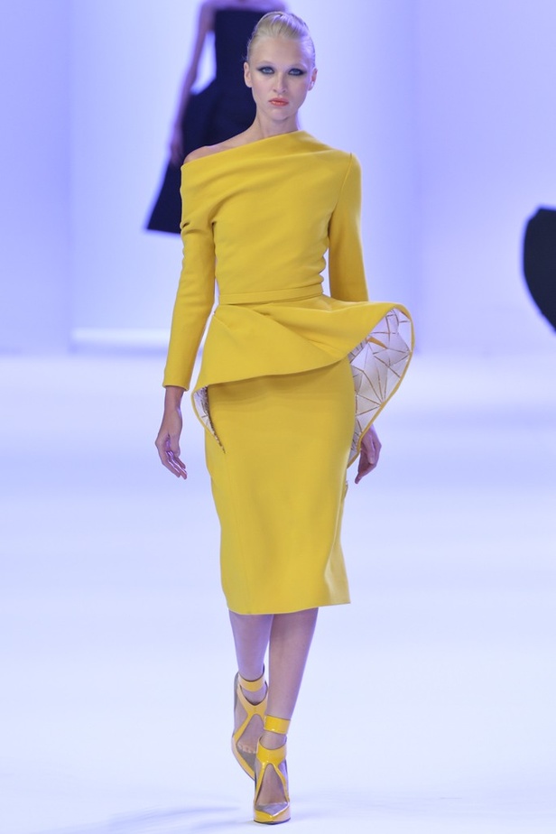 Stéphane Rolland أناقة الاصفر ورقيّ الابيض