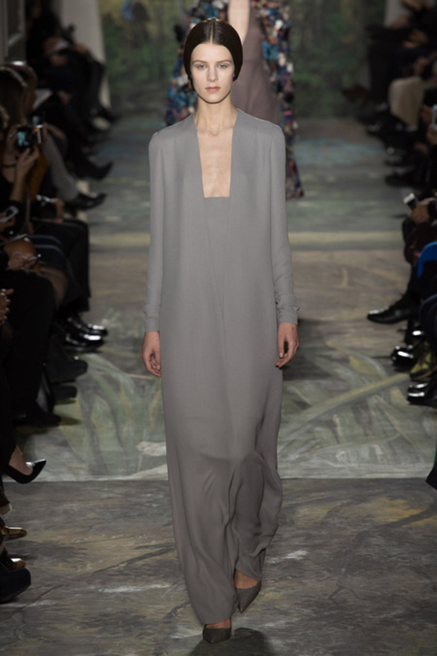  Valentino لمسات راقية وأناقة جاهزة