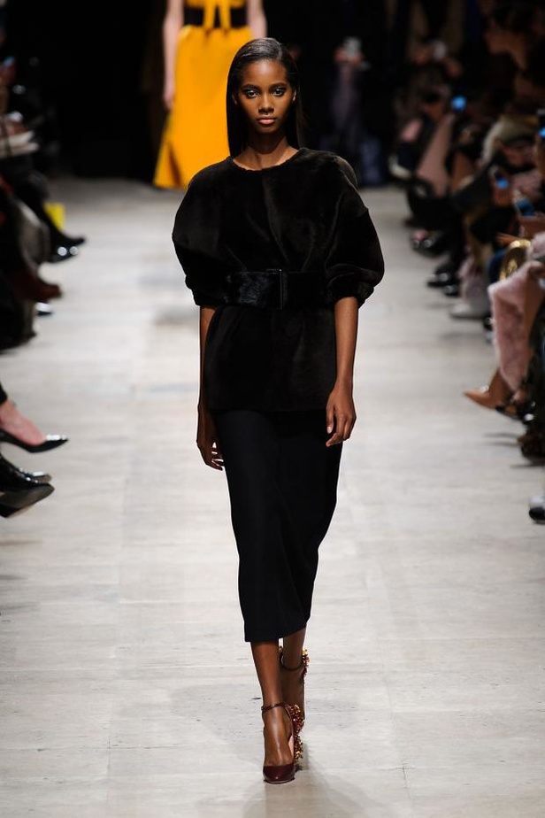 تصاميم دافئة وباريسية في عرض  Rochas