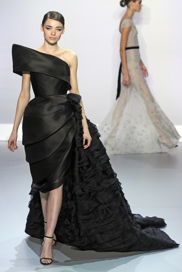 Ralph & Russo مجموعة حالمة تعيدنا الى العصر الذهبي