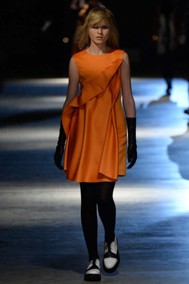 أزياء Giles... تفاصيل صغيرة تصنع الدهشة