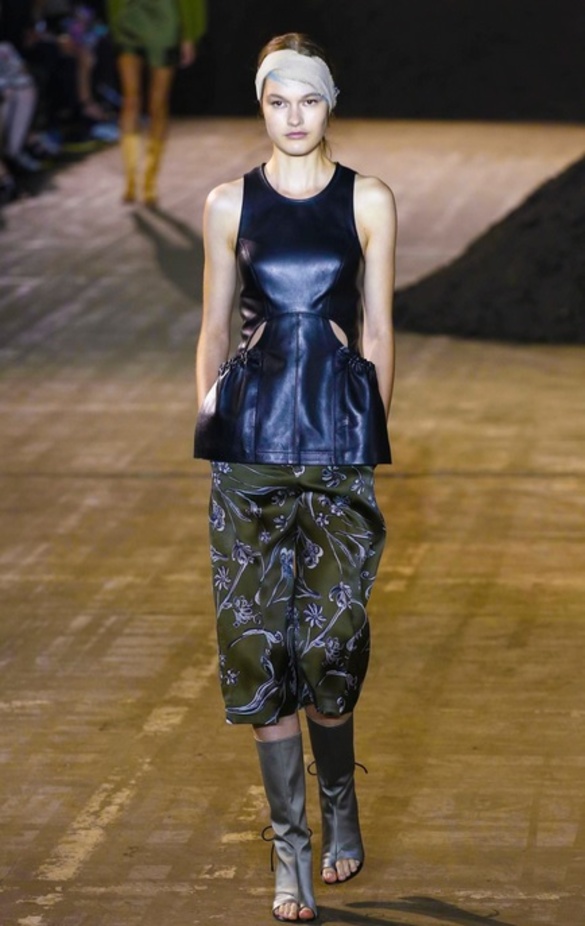 تصاميم تغرد بالحرية في مجموعة Phillip Lim