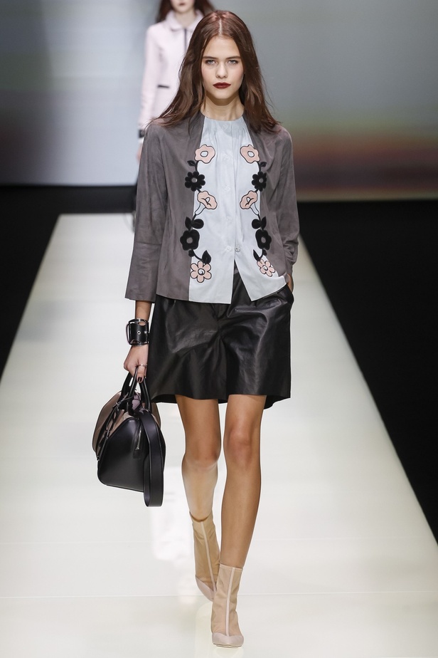 Emporio Armani يُحيي موضة البرمودا والقصّات الذكورية